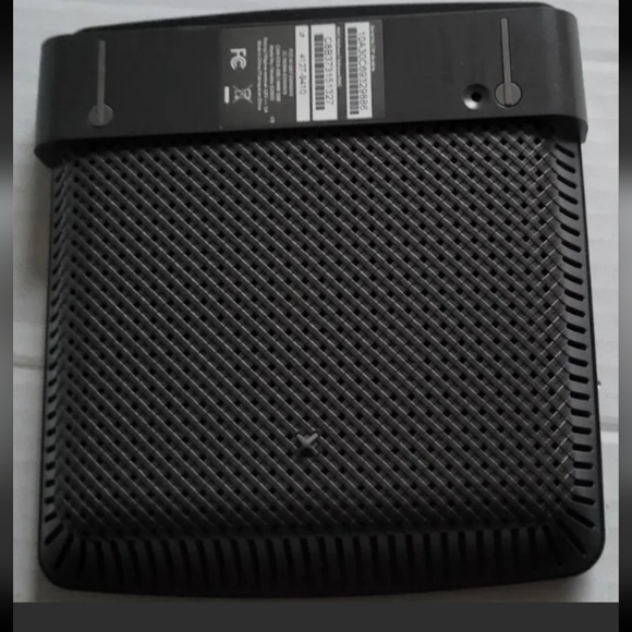 Linksys E2500 N600 Dual-Band WiFi Router - Picture 9 of 12